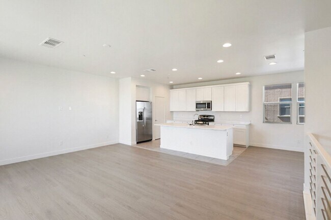 Building Photo - Summerlin Beauty With Bed and Bath On 1st Floor