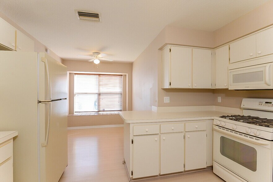 Building Photo - 28434 Meadowrush Way