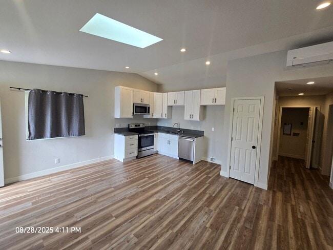 Building Photo - HAMILTON600