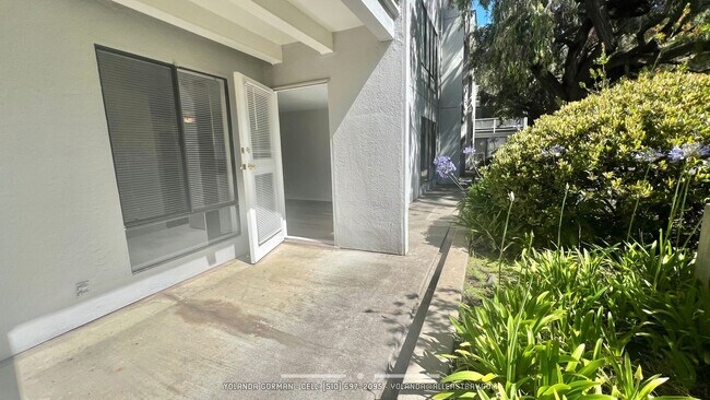 Building Photo - Sweet 2nd floor  studio condo at resort-like Watergate by the Bay in Emeryville!