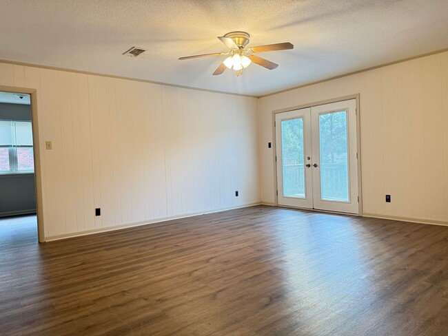Building Photo - 4612 N Cypress St