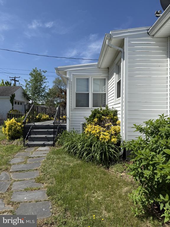 Building Photo - 458 Hanson Ave