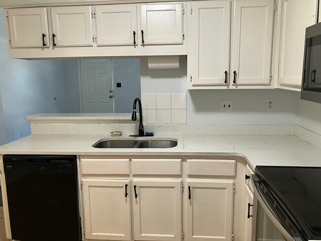 Building Photo - 7054 Foxhall Dr