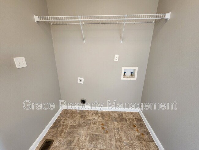 Building Photo - 553 Arbor Dr