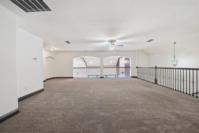 Building Photo - 8729 Vantage Point Dr