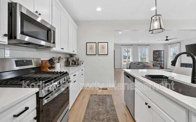 Building Photo - 979 Shoreline Dr