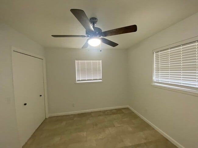 Building Photo - 3 bedroom 2 bath with extra storage!