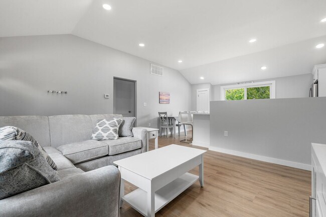 Building Photo - Newly renovated Winter Rental between Long Beach and Good Harbor!