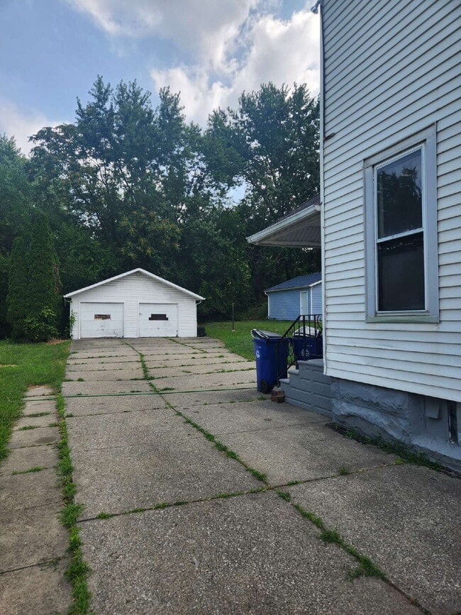 Building Photo - "Spacious 1.5 story 4-Bedroom Duplex on Ot...