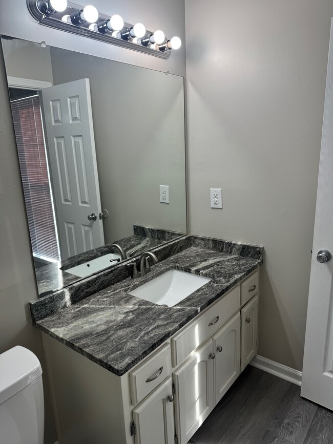 Building Photo - 1130 Parkview Cir N