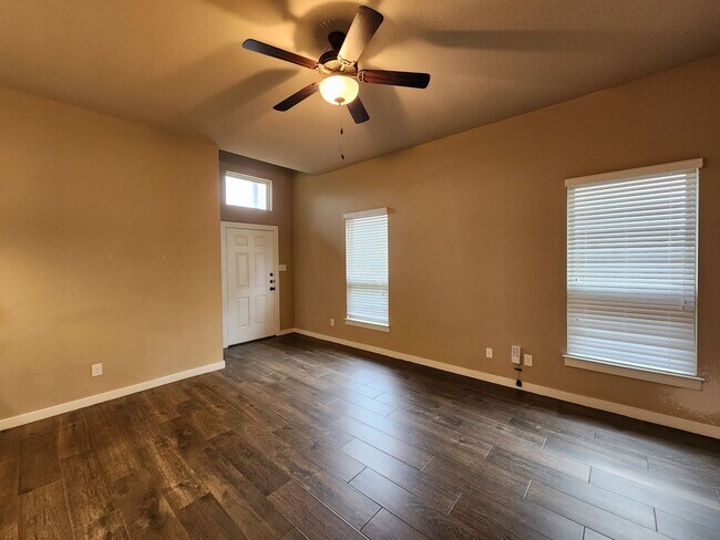 Building Photo - 3/2/2  Located between New Braunfels & Seguin / Fridge Included /  Fenced Backyard / CISD