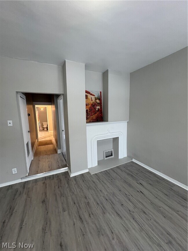 Building Photo - 1924 E 123rd St