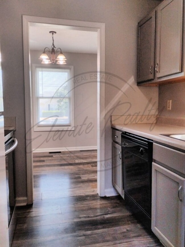 Building Photo - ON SPECIAL! Charming 3 Bedroom Ranch in Cl...
