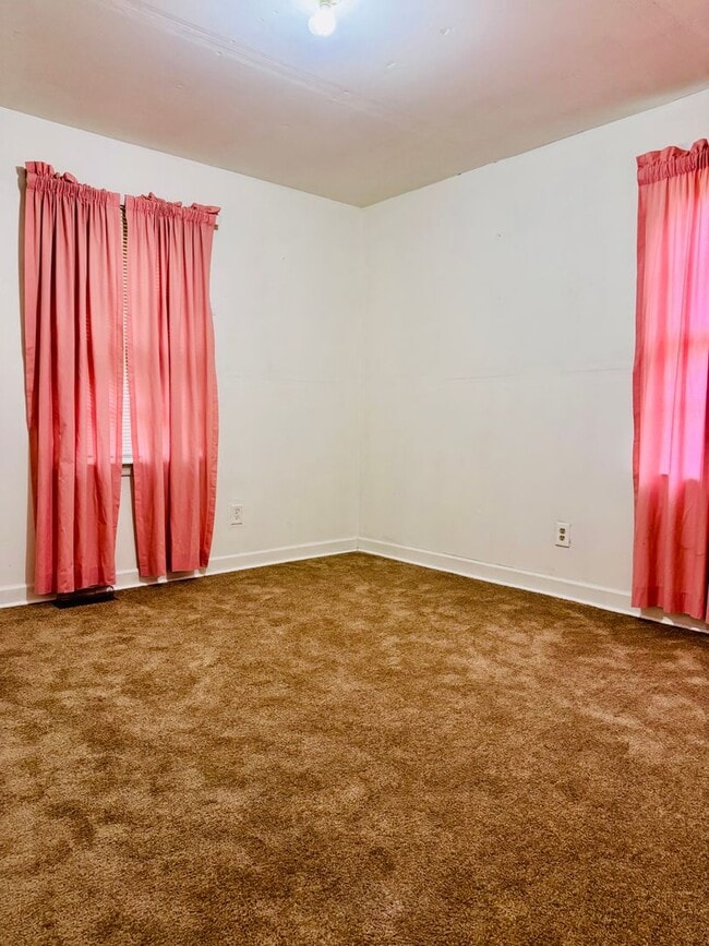 Building Photo - Cozy and Convenient