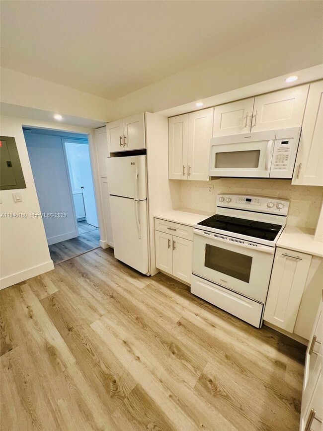 Building Photo - 2655 Collins Ave