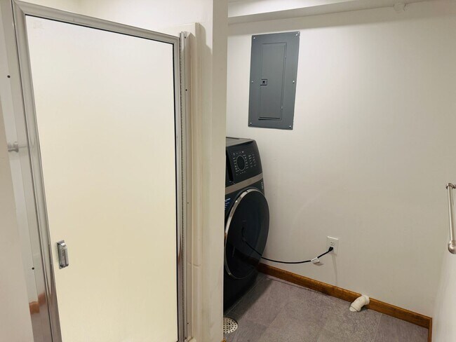 Building Photo - West End Condo with Pool and Central AC