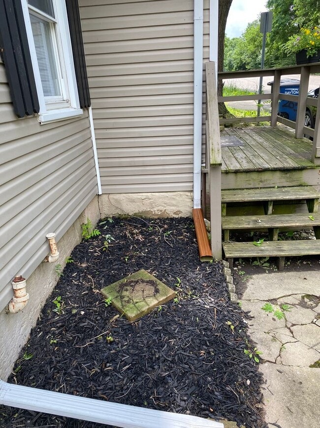 Building Photo - 2 Bedroom House Basement & Garage - Fenced...