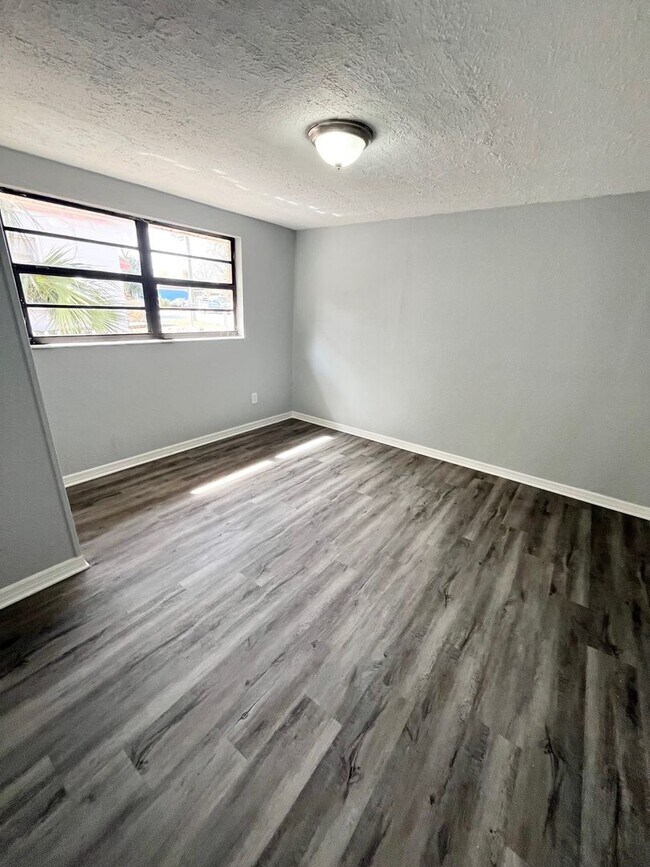 Building Photo - Spacious 6BR/1BA Winter Haven Home! No Application fee!