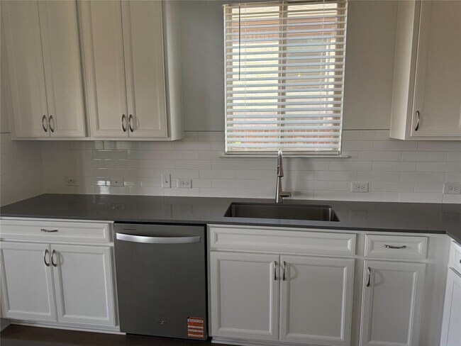 Building Photo - 440 Bristlecone Bend