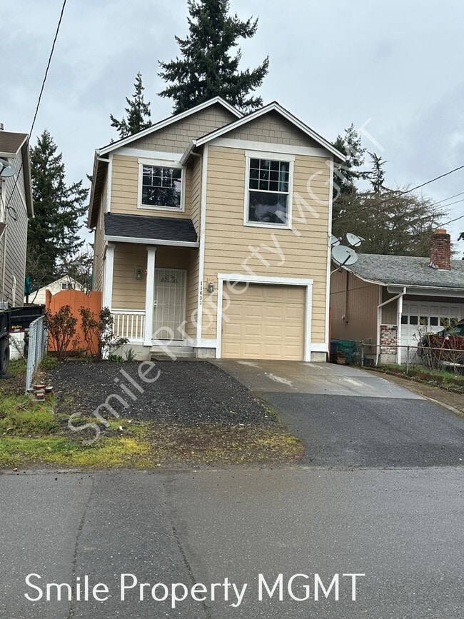 Building Photo - Lovely house with 3 bedrooms and 2.5 bathroom.