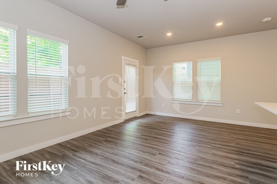 Building Photo - 18322 W Centro Cir