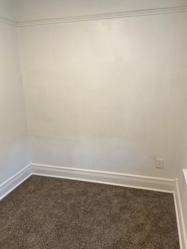 Building Photo - $1,300 - Newly 3 Bedroom 2 Bath