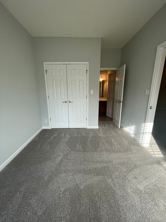 Building Photo - 2 bed, 2 bath, 2 car garage ranch style to...