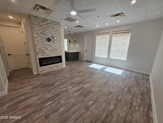 Building Photo - 16715 E Parkview Ave