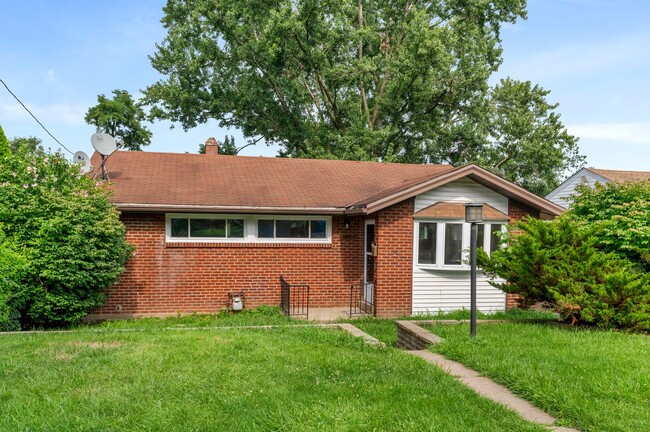 Building Photo - Gorgeous 3 bedroom home in Penn Hills avai...