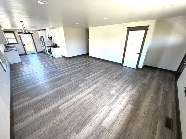 Building Photo - Single Level 3 Bed / 2 bath Home; Pet Friendly, Fenced back yard, Double car Garage