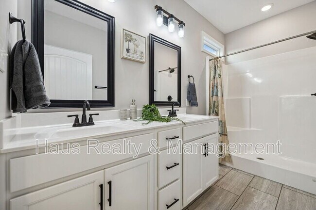 Building Photo - 207 Bedford Ct
