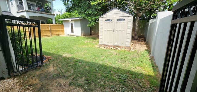 Building Photo - 105 Mable St