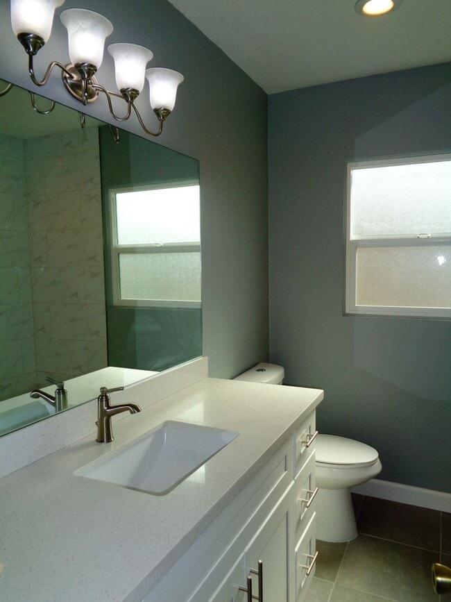 Building Photo - 2 Bedroom 1 Bath Ground Floor Apartment fo...