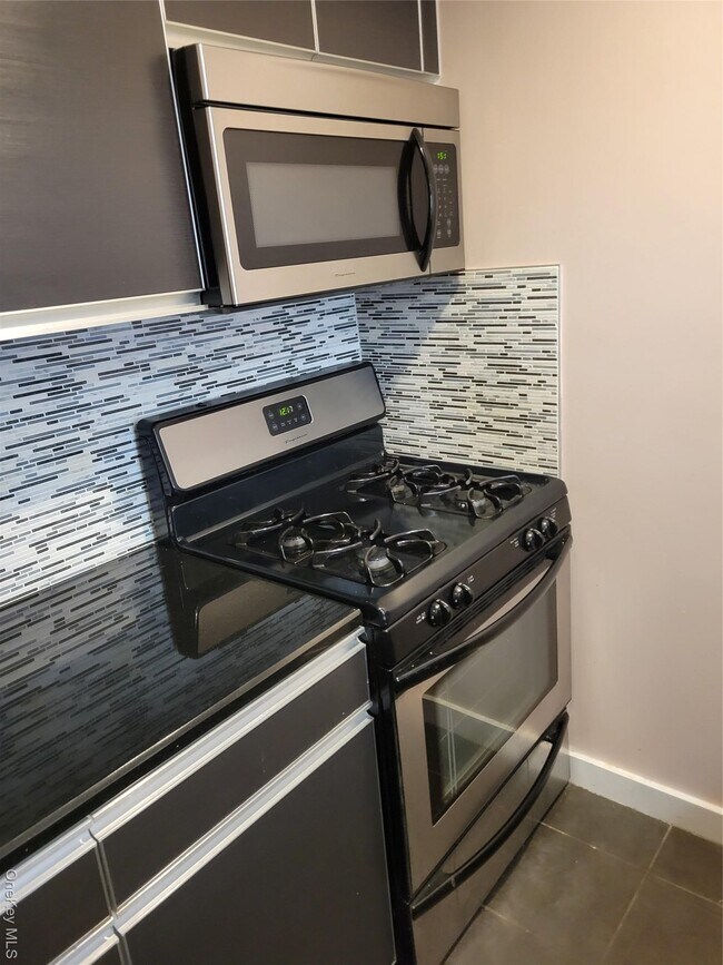 Building Photo - 143-20 Hoover Ave