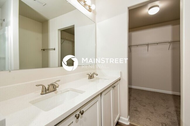 Building Photo - 4 Bedroom Pet-Friendly Home in Greensboro, NC with Main Street Renewal