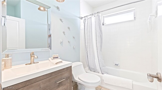 Building Photo - 877 7th St S