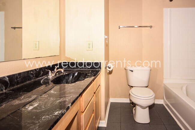 Building Photo - Franklin Township, 3 Bed, 2.5 Bath, Two St...