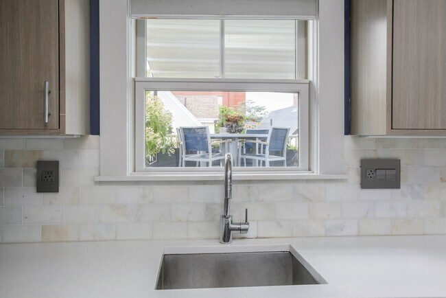 Building Photo - 43 Salcombe St
