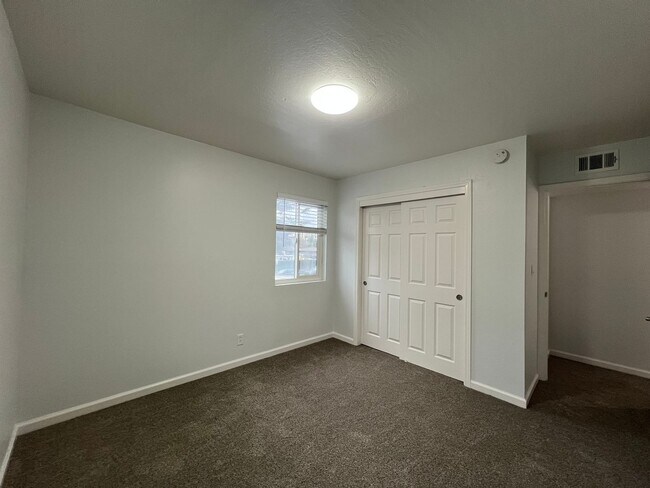 Building Photo - Newly updated 2 bedroom 1 bath unit