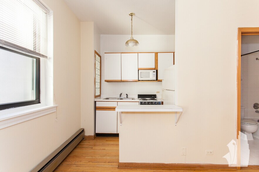 Building Photo - 635 W Barry Ave