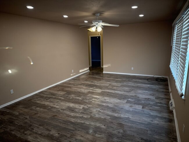 Building Photo - 722 W Park Ave