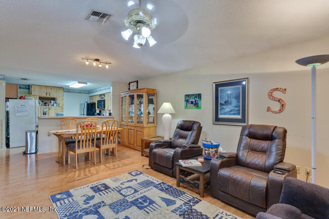 Building Photo - 1827 Wildwood Creek Ln