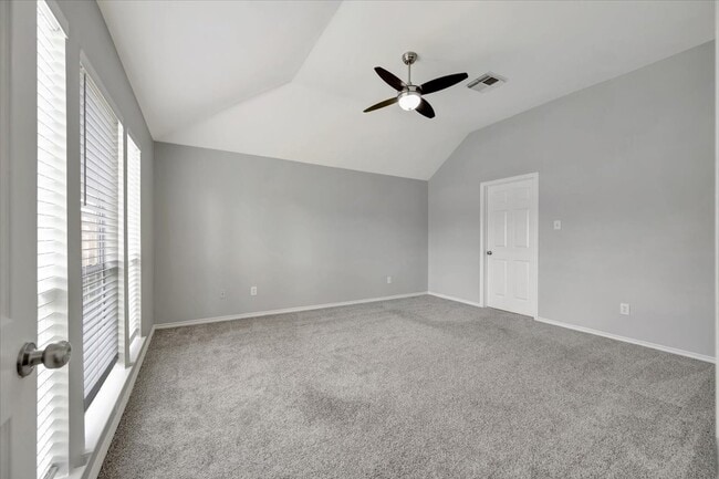 Building Photo - 3915 Summerfield Dr