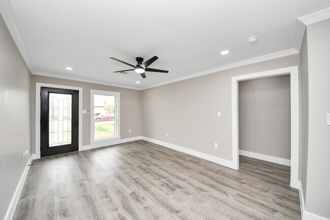 Building Photo - 10114 Fairfax St