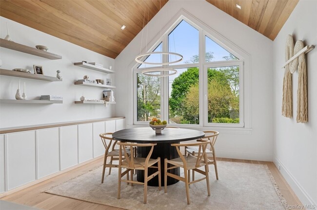 Building Photo - 28 Canoe Place Rd