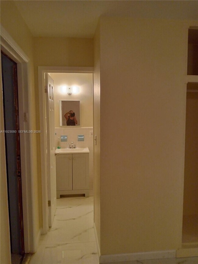 Building Photo - 5861 NE 18th Ave