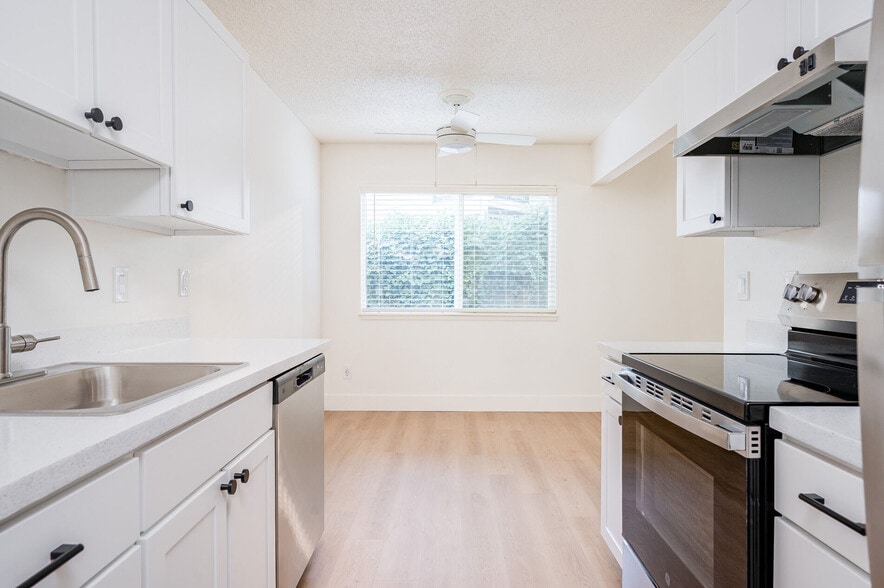 Building Photo - SAGEWOOD ESTATES