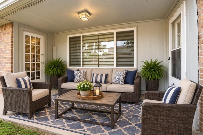 Building Photo - 16823 Cobble Ridge Dr