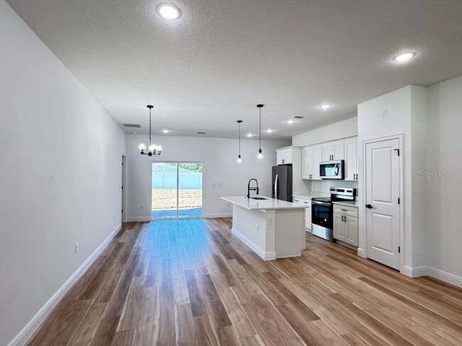 Building Photo - 8419 N Saxon Way