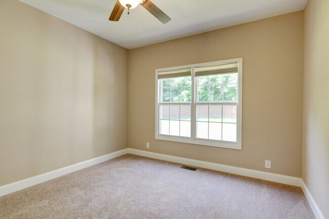 Building Photo - Four Bedroom with Bonus!
